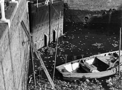361197 Afbeelding van een bootje in het water, mogelijk tijdens werkzaamheden bij de Weerdsluis te Utrecht.